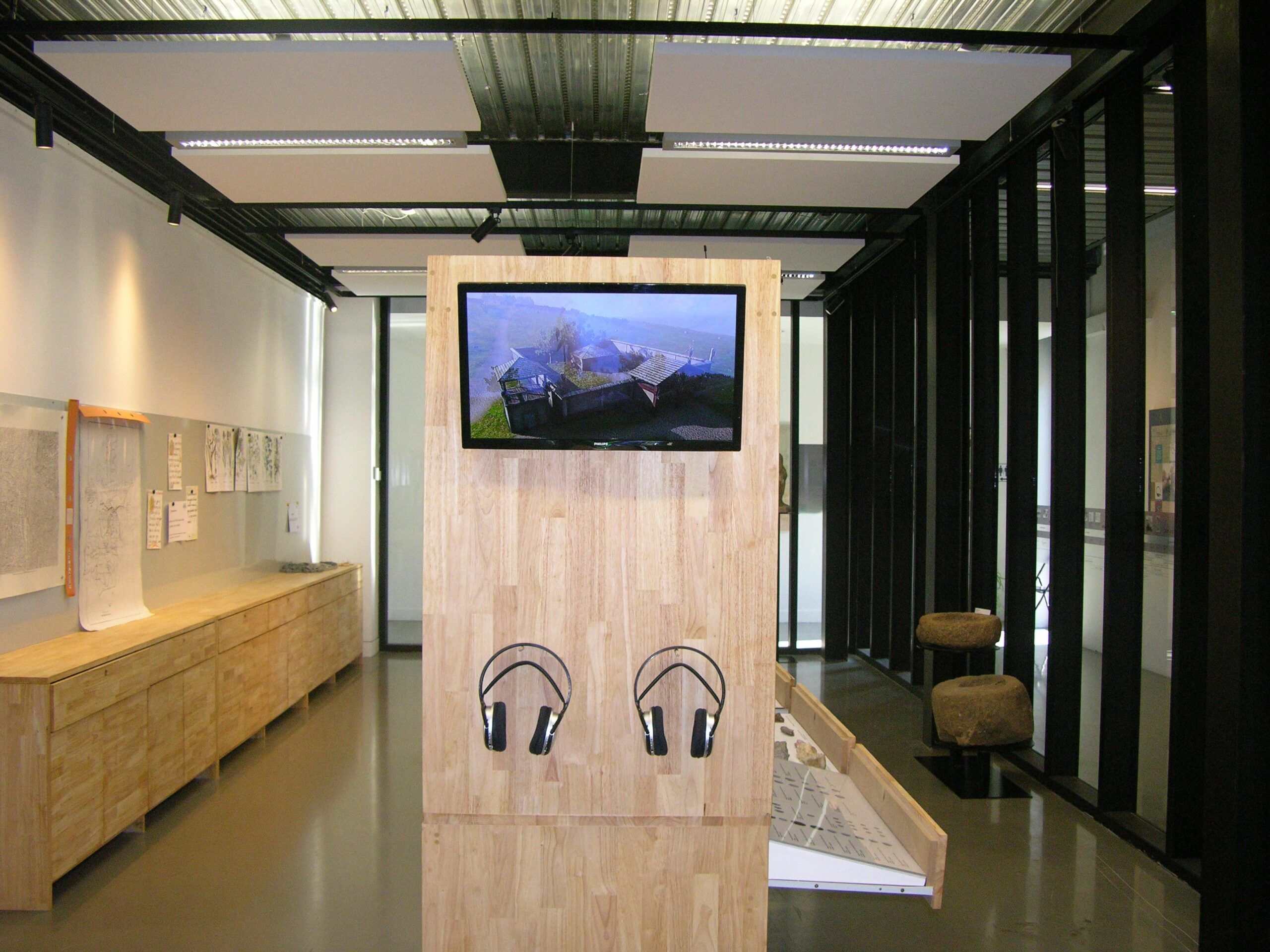 Tableau magnétique et espace numérique de l'exposition "L'archéologie du paysage en Limousin"