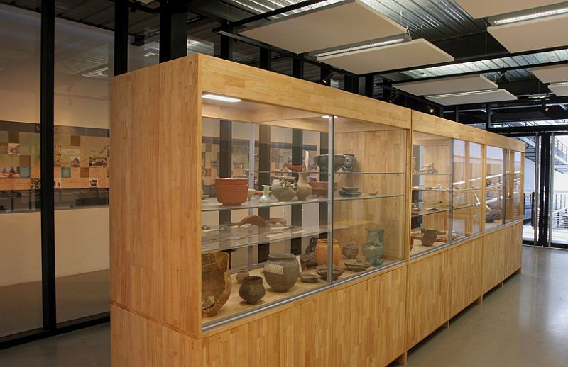 Vitrine exposant les objets de l'exposition "L'archéologie du paysage en Limousin"